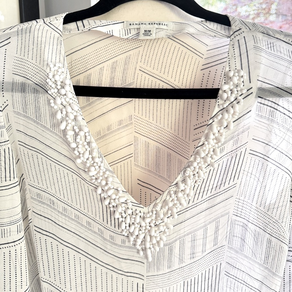 Banana Republic White Silk Blouse Navy Pattern Beaded V-Neck Size Medium - Picture 14 of 15